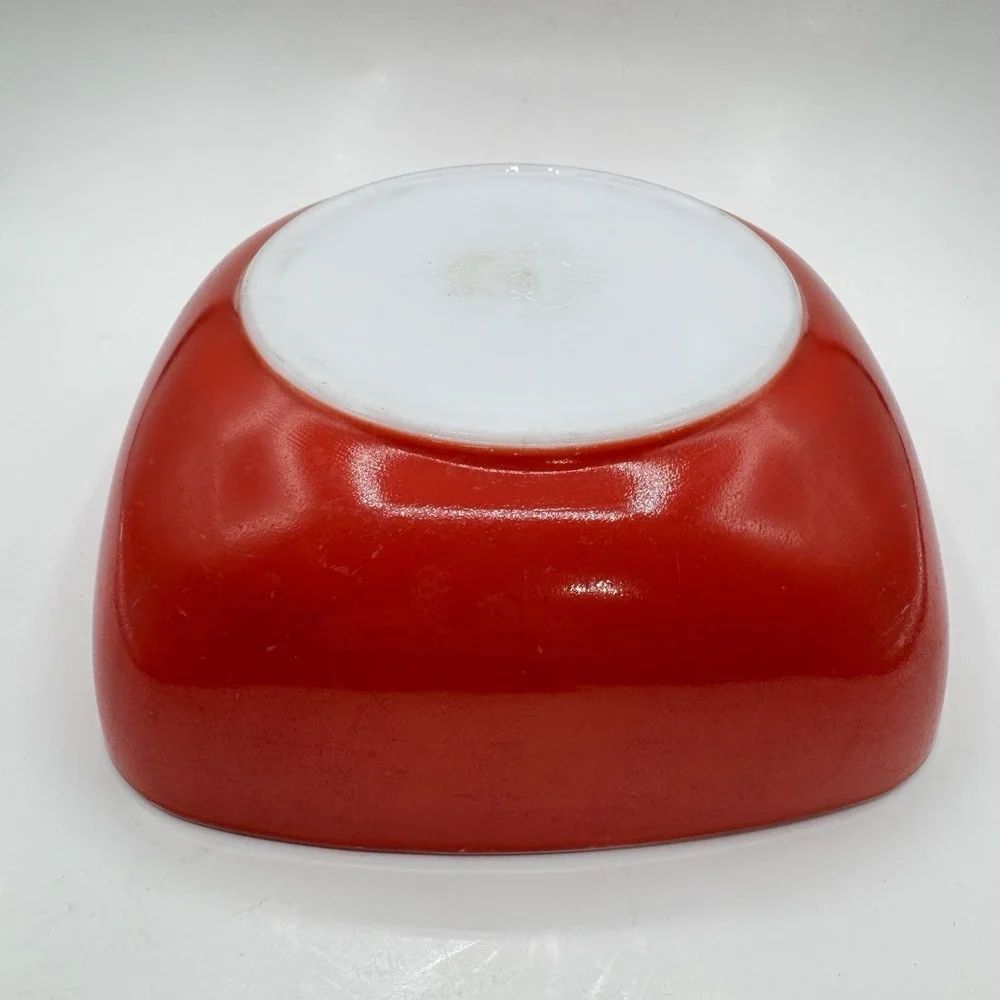 Vintage Retro Pyrex Red Milk Glass Serving Dish 525B - 0252 2.5 Qt 9.25